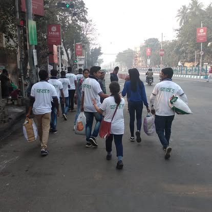Cloth Distribution In Kolkata Footpath, 2018, photo 3